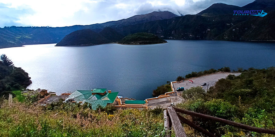 Volcan y laguna de Cuicocha